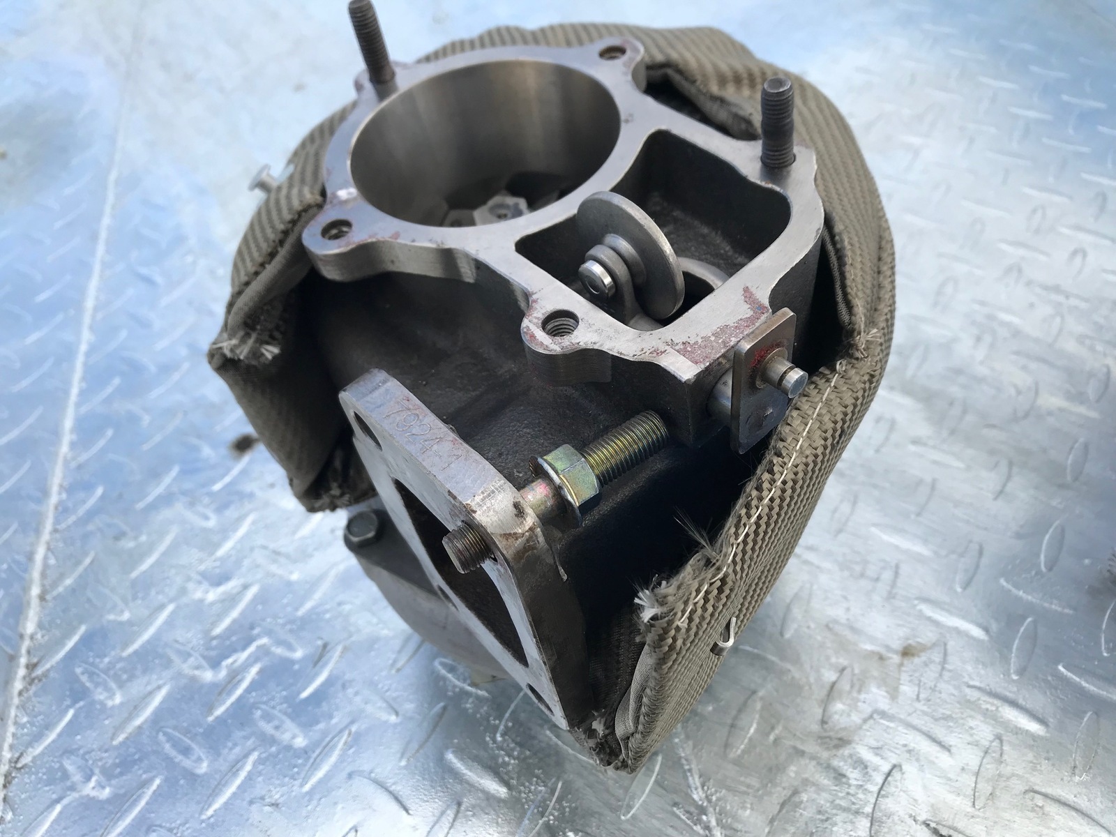 Manta Térmica Turbo T3 Negra Con Abrazaderas - Compatible Con Falcon Barra XR6 Y G6E (Protección Wastegate)